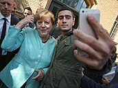Německá kancléřka Angela Merkelová pózuje se syrským uprchlíkem Anasem...