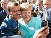 Žadatel o azyl si pořizuje selfie s německou kancléřkou Angelou Merkelovou po...