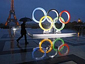 Olympijské kruhy kousek od pařížské Eiffelovky