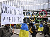 Ukrajinské protesty proti startu ruských a běloruských sportovců před sídlem...