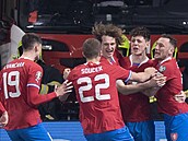 Čeští fotbalisté se radují z bleskového gólu do polské sítě, který vstřelil...