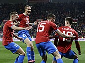 Čeští fotbalisté se radují z gólu Tomáše Čvančary v utkání s Polskem.