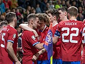 Čeští fotbalisté se radují ze třetího gólu v duelu s Polskem, který vstřelil...