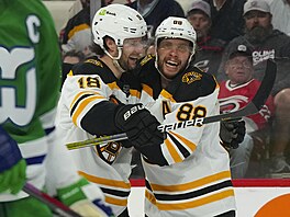 David Pastr�ák (vpravo) a Pavel Zacha se radují z gólu.