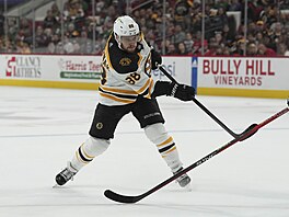 David Pastr�ák z Bostonu st�ílí v utkání proti Carolin�.