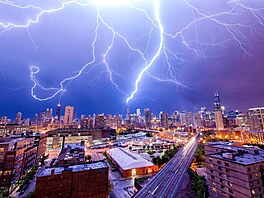Rozvtvený blesk, vyfotografovaný Barrym Butlerem, v Chicagu zasáhl krom...
