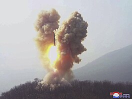 Severní Korea odpálila balistickou raketu. Podle agentury Reuters zem�...