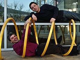 Zakladatelé Googlu Larry Page (dole) a Sergey Brin p�ed centrálou firmy 15....