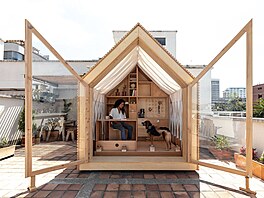 Na st�e�ní terase bytového domu v ekvádorském Quitu stojí malé obydlí, které se...