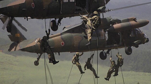 Japonští vojáci slaňují z vrtulníků UH-60JA během manévrů nedaleko Tokia. | na serveru Lidovky.cz | aktuální zprávy