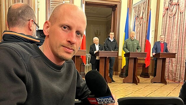 Reportér CNN Prima News Matyáš Zrno během návštěvy Petra Fialy, Jaroslawa Kaczynského a  Mateusze Morawieckého v Kyjevě (15. března 2022)