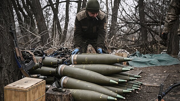 Bachmut. Ukrajinský dlostelec s natovskou municí ráe 155mm (17. bezna...