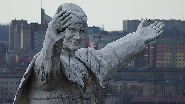Obří socha Jana Pavla II. v Czestochowé (14. března 2023)