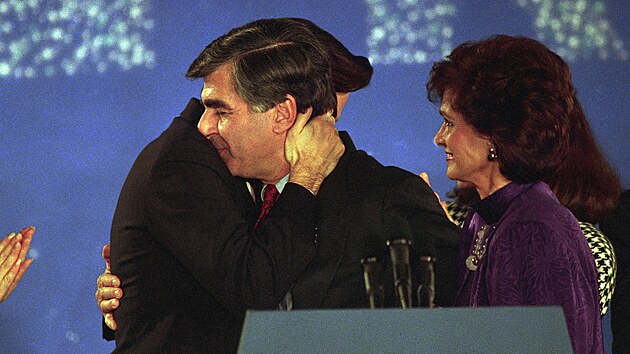 Boston. Demokratick kandidt na prezidenta Michael Dukakis uznv porku v prezidentskch volbch. (8. listopadu 1988)