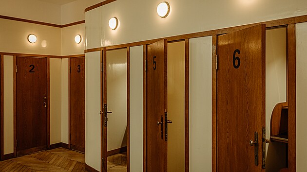 V ��sti, kde se nach�zej� sejfy, do nich� si klienti banky mohou ukl�dat sv� cennosti, je i n�kolik ��slovan�ch kabinek. Vybaveny jsou stolkem a stoli�kou a slou�� k tomu, aby si klienti mohli v soukrom� prohl�dnout obsah sv� schr�nky, p��padn� z n� n�co vyndat �i doplnit.  P�i vstupu do m�stnosti se jen t�ko lze ubr�nit prvorepublikov� atmosf��e.