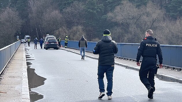 idi sjel do Vltavy, zemel zaklnn v kabin pod hladinou