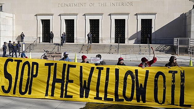 Demonstranti protestuj proti schvlen projektu tby ropy na Aljace ped plnovanm Bidenovm projevem na ministerstvu vnitra ve Washingtonu. (21. bezna 2023)
