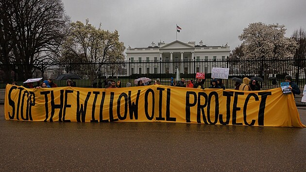Demonstranti se shromáždili u Bílého domu ve Washingtonu a požadují, aby prezident Biden zastavili Willow project, plánovaný projekt těžby ropy na Aljašce. (3. března 2023)