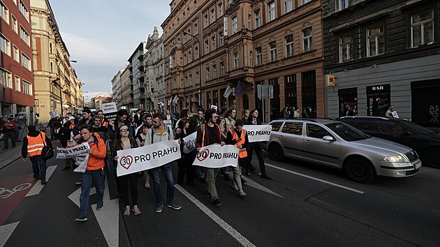 Pochod za omezen nejvy povolen rychlosti v Praze na 30 km/h. (22. bezna 2023)