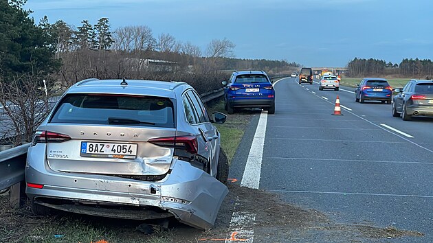 Na D11 u Nymburka se srazilo jedenct aut. (22. bezna)