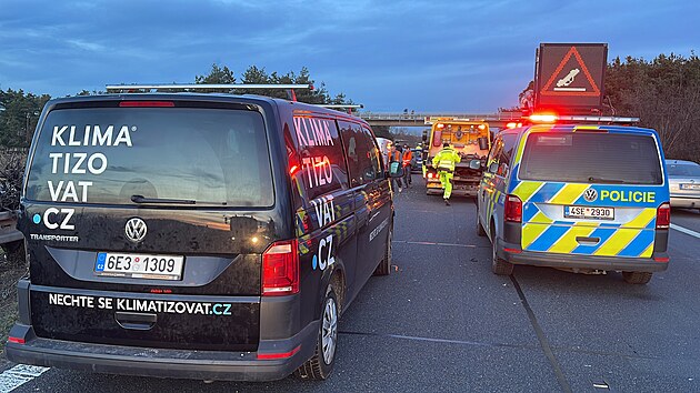 Na D11 u Nymburka se srazilo jedenáct aut. (22. března)