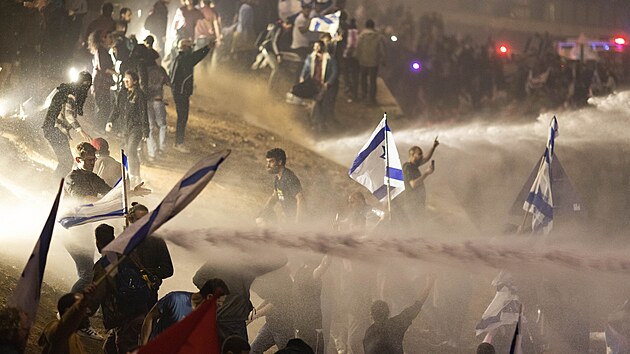 Netanjahu odvolal ministra. Následné protesty policie rozháněla vodními děly