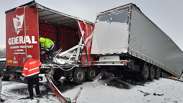 Komplikace na D1. Na Vysočině při dvou hromadných nehodách bouralo přes 30 aut. (28. března 2023)