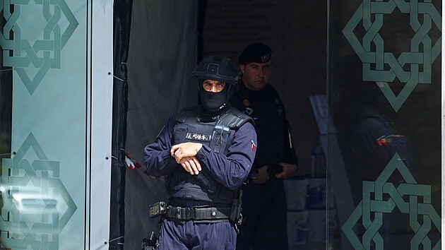 Policejní zásah před islámským centrem v Lisabonu, kde útočník zabil dvě ženy. (28. března 2023)