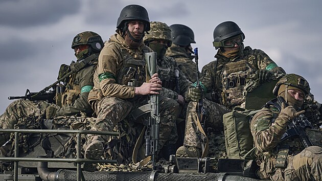 Ukrajintí vojáci jedou na obrnném transportéru na frontové linii v Bachmutu v...