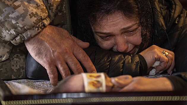 Lilia pláče vedle rakve svého syna Antona Zayetse, nadporučíka ukrajinských ozbrojených sil. Zayets byl zabit během bojů s ruskými silami v Bachmutu. (27. března 2023)