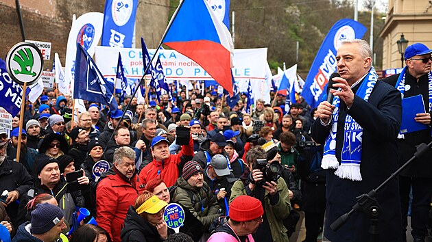 Josef Středula mluví k odborářům svazu KOVO na demonstraci před Strakovou akademií. (29. března 2023)