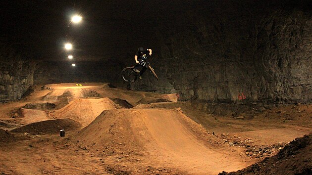 Louisville Mega Cavern. V podzem, kde se til vpenec, si na sv pijdou i vyznavai adrenalinov cyklistiky. 