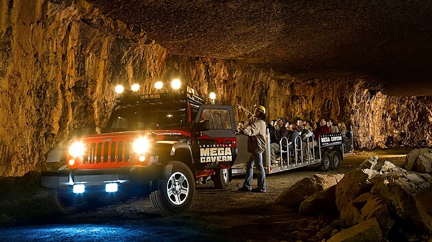 Hlavn atrakc louisvillsk Mega Cavern jsou komentovan projky podzemnho dinoparku.