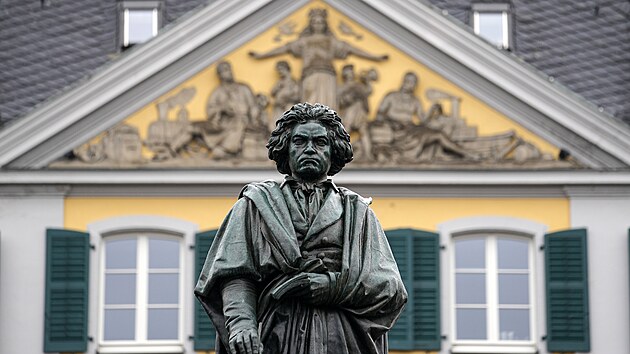 Socha světoznámého skladatele Ludwiga van Beethovena stojí v centru jeho rodiště Bonnu v Německu. (21. března 2023)