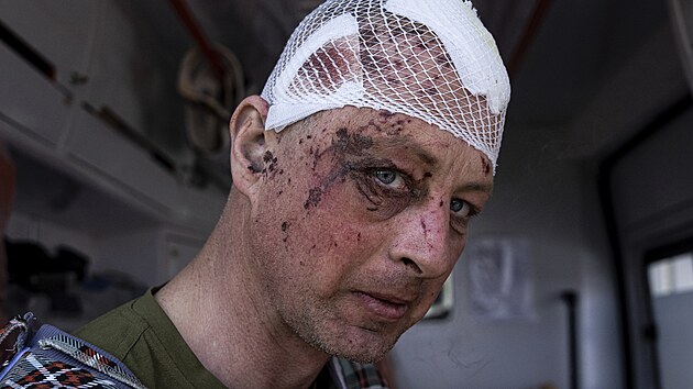 Zraněný ukrajinský voják Oleg čeká na evakuaci v Doněcké oblasti na Ukrajině. (22. března 2023)