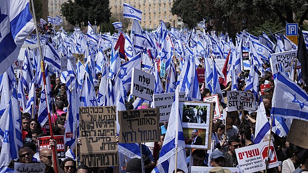 Ped sdlem izraelskho parlamentu v Jeruzalm proti soudn reform protestuj tisce lid. (27. bezna 2023)