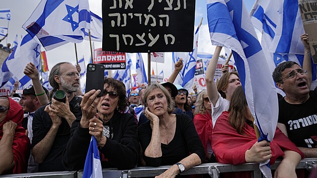 Ped sdlem izraelskho parlamentu v Jeruzalm proti soudn reform protestuj tisce lid. (27. bezna 2023)