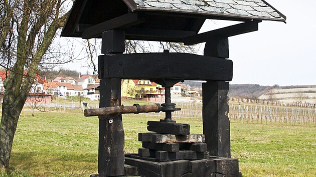 Historický lis na rozcestí mezi centrem Bořetic a Republikou Kraví hora
