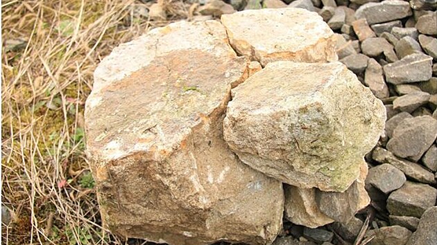 T�icetikilov� k�men na kolej�ch zp�sobil u Zub�� nehodu vlaku.