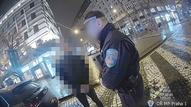 Pražská policie čtyřicet minut řešila situaci, kdy muž zaparkoval na přechodu pro chodce na Václavském náměstí. (16. března 2023)