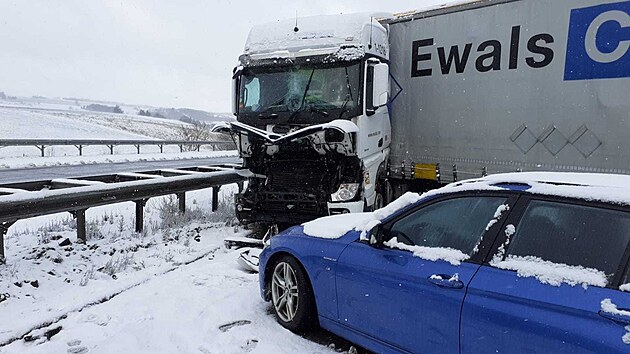 Na dálnici D1 havarovalo nejméně 12 aut, z toho pět kamionů. (28. března 2023)