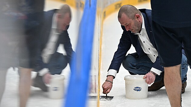 Ředitel Winning Group Areny Martin Krpec při zacelování díry na ledové ploše,...