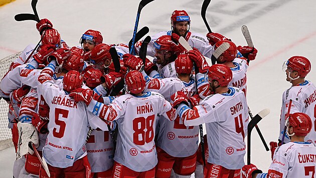 Hráči Třince se radují z postupu do semifinále hokejové extraligy.
