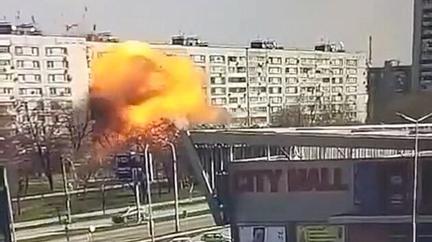 Snímek z ukrajinského Záporoží, kde ruská raketa zasáhla panelový dům. (22. března 2023)