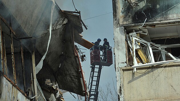 Snímek z ukrajinského Záporoží, kde ruská raketa zasáhla panelový dům. (22. března 2023)