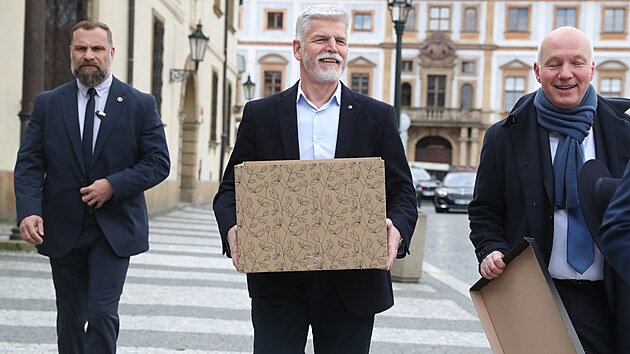 Prezident Petr Pavel se stěhuje na Pražský hrad, pomoci mu přišel i neúspěšný prezidentský protikandidát Pavel Fischer. (27. března 2023)