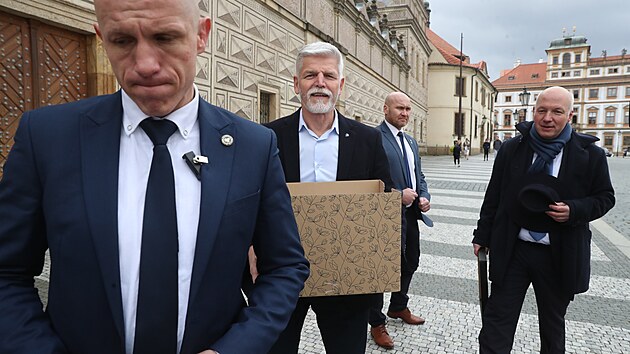Prezident Petr Pavel se sthuje z Hrznskho palce na Prask hrad, pomoci mu piel i nespn prezidentsk protikandidt Pavel Fischer. (27. bezna 2023)