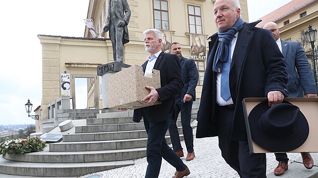 Prezident Petr Pavel už bude úřadovat z Pražského hradu, kam se přestěhoval z Hrzánského paláce, kde mu poskytla azyl vláda. (27. března 2023)