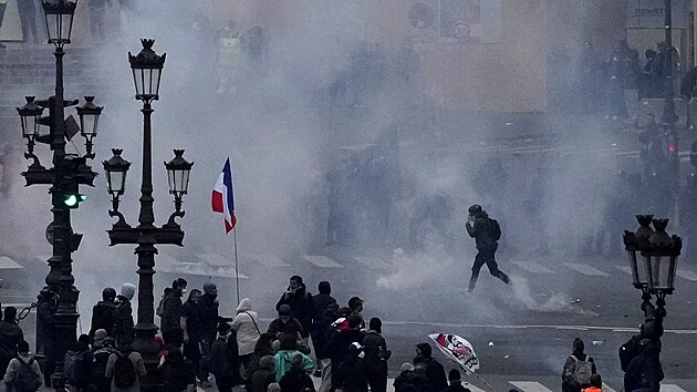 Francouzské odbory pořádali ve čtvrtek první masové demonstrace od chvíle, kdy prezident Emmanuel Macron pobouřil veřejnost tím, že v parlamentu bez hlasování prosadil vyšší věk odchodu do důchodu. (23. března 2023)