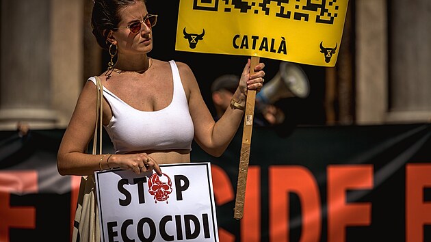 Aktivisté v Barcelon protestují proti zmn klimatu. (20. srpna 2022)